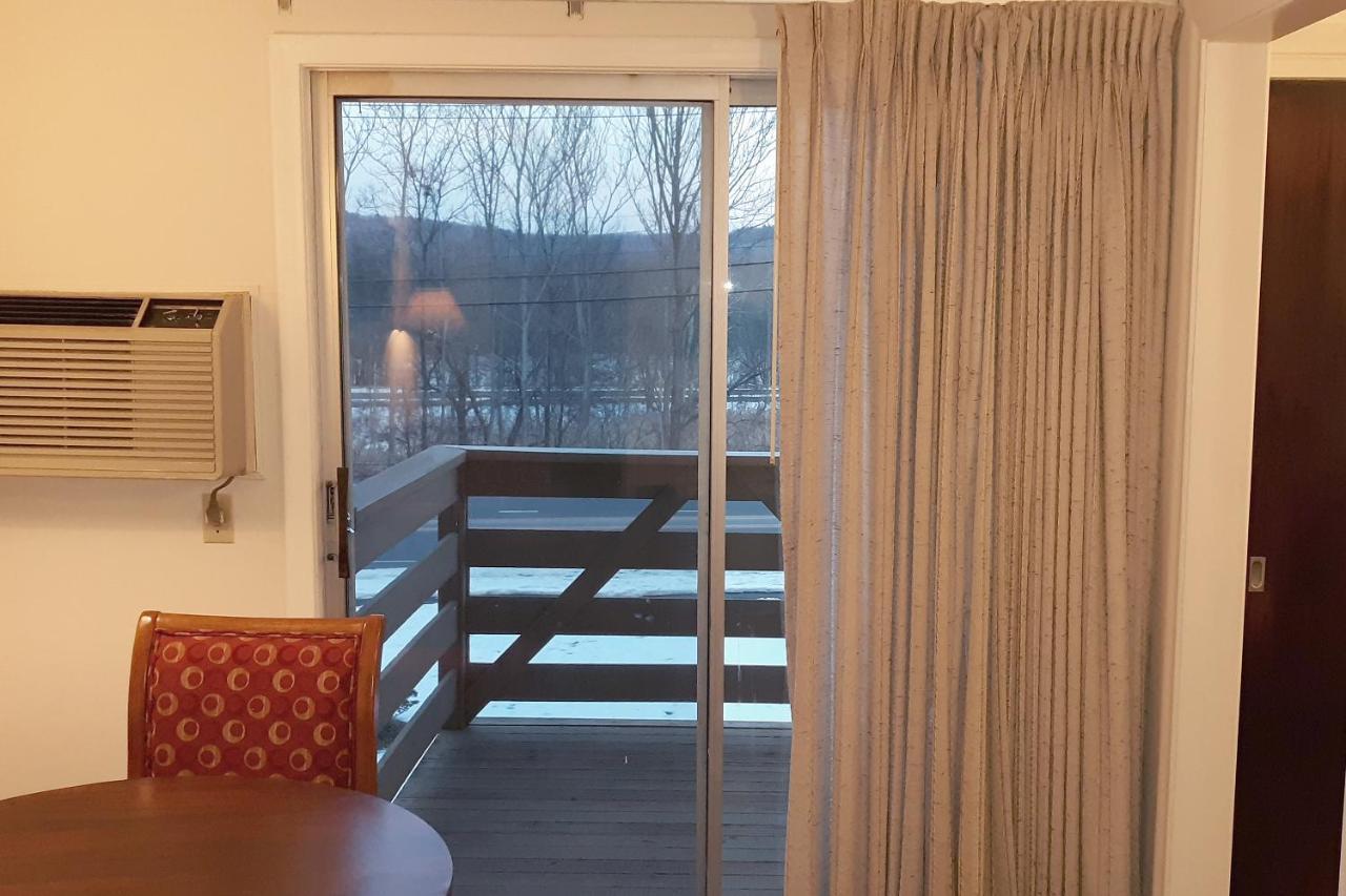 Iron Horse Inn Simsbury Exterior photo