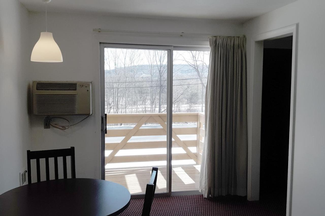 Iron Horse Inn Simsbury Exterior photo